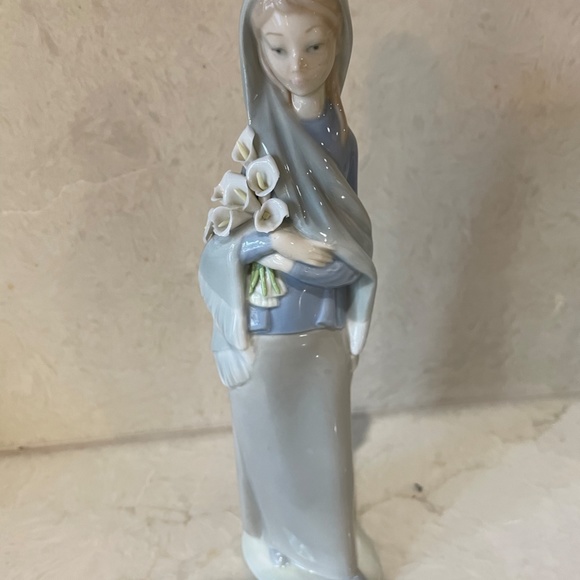 Vintage Lladro Women standing with Calla Lillies - Picture 2 of 3